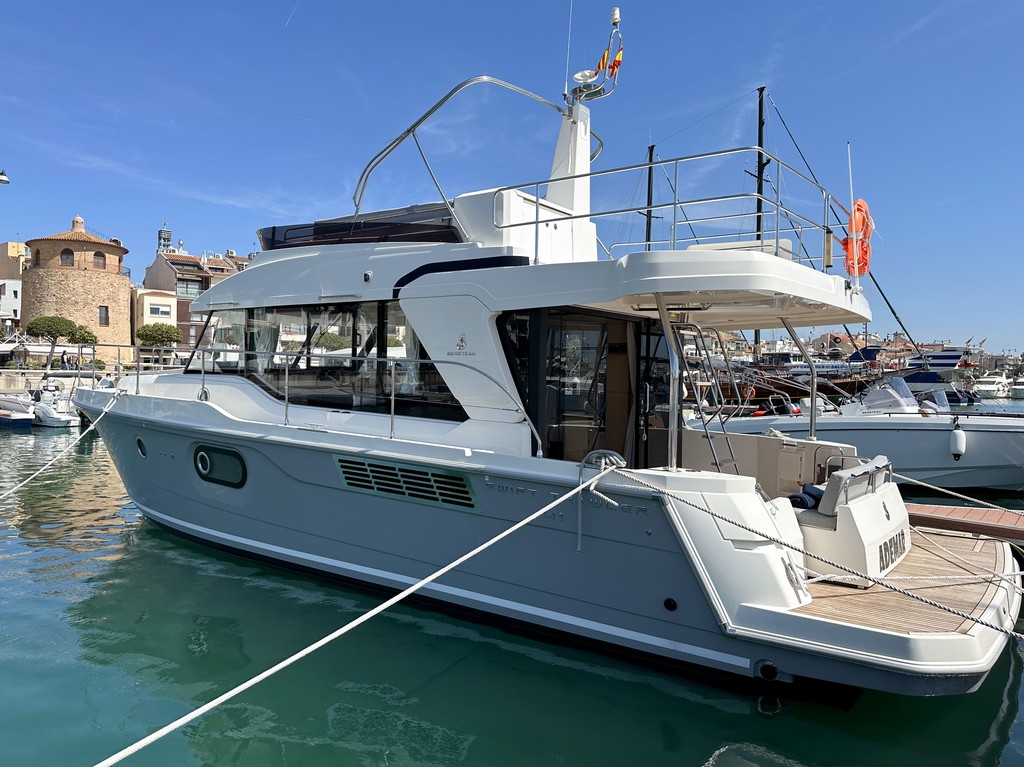Power boat FOR CHARTER, year 2021 brand Beneteau and model SWIFT TRAWLER 41 FLY, available in Club Náutico Cambrils Cambrils Tarragona España